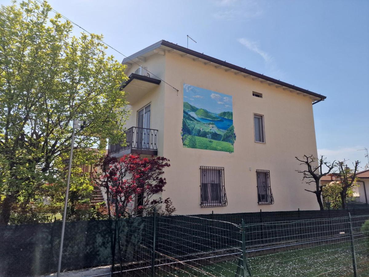 B&B A due passi dal Lago Adro Esterno foto